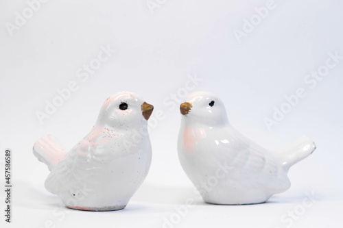 Paloma de cerámica - Palomas de arcilla - tortolas de la paz - palomas de paz - Tortolas solitarias - aves blanca de cerámica sobre fondo blanco