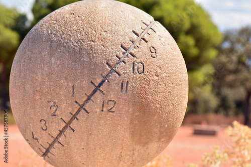 Reloj de sol ecuatorial, de esfera, marcando las horas