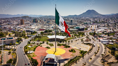 Vista panorámica del centro de la ciudad de Chihuahua con la bandera de México.