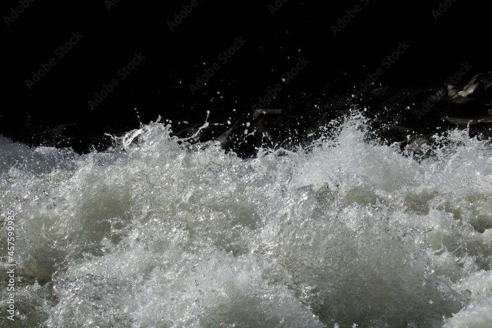 Wassertropfen mit dunklem Hintergrund Wassertropfen mit dunklem Hintergrund