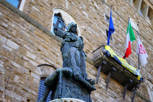 Wallpaper Mural Giuditta and Olofeme's Donatello statue in front of Palazzo della Signoria in Fl