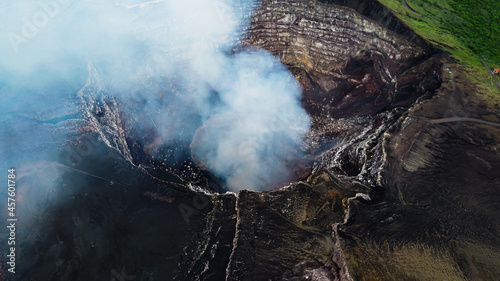 Photo Aerial shot of an active volcano crater