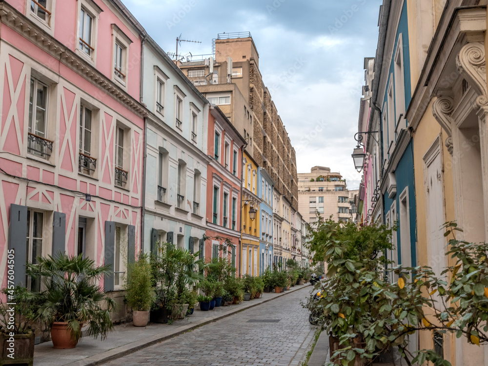 Rue piétonne dans Paris avec des façades d'immeubles colorées Rue piétonne dans Paris avec des façades d'immeubles colorées
