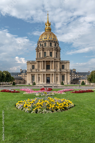 Le palais des invalides à Paris avec son dôme doré photo