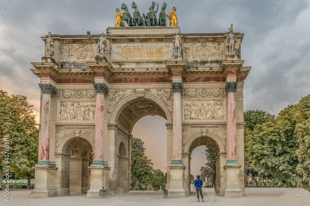 Arc de Triomphe du Carrousel près du musée du Louvre et dans le jardin des Tuileries