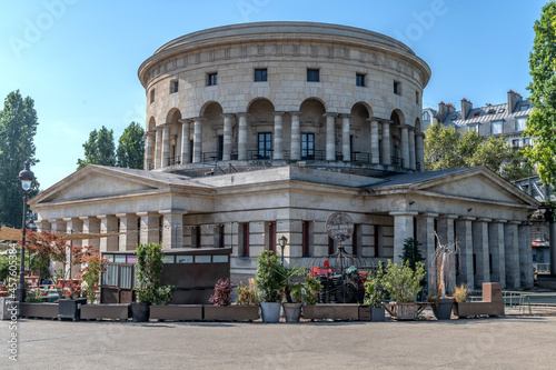 La rotonde de la place Stalingrad à Paris près du canal de l'Ourcq photo