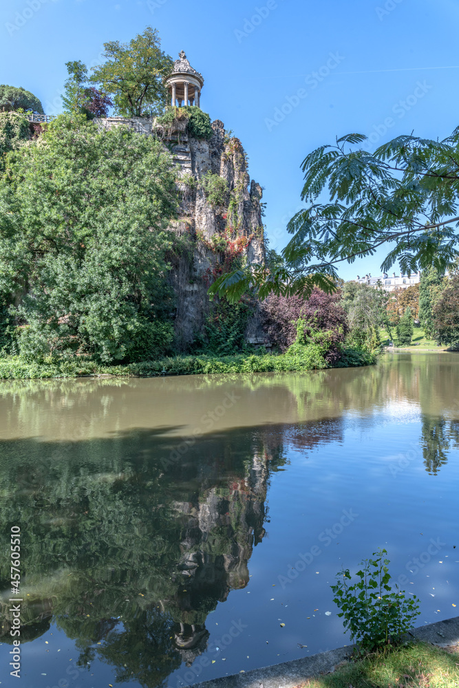 Fototapeta premium Paysage du parc des buttes Chaumont à Paris