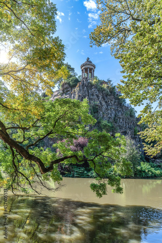 Paysage du parc des buttes Chaumont à Paris photo