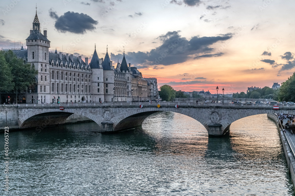 Coucher de soleil sur la Seine et la Conciergerie sur l'île de la Cité à paris