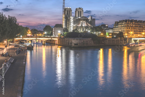 Vue nocturne sur la cath  drale Notre Dame de Paris