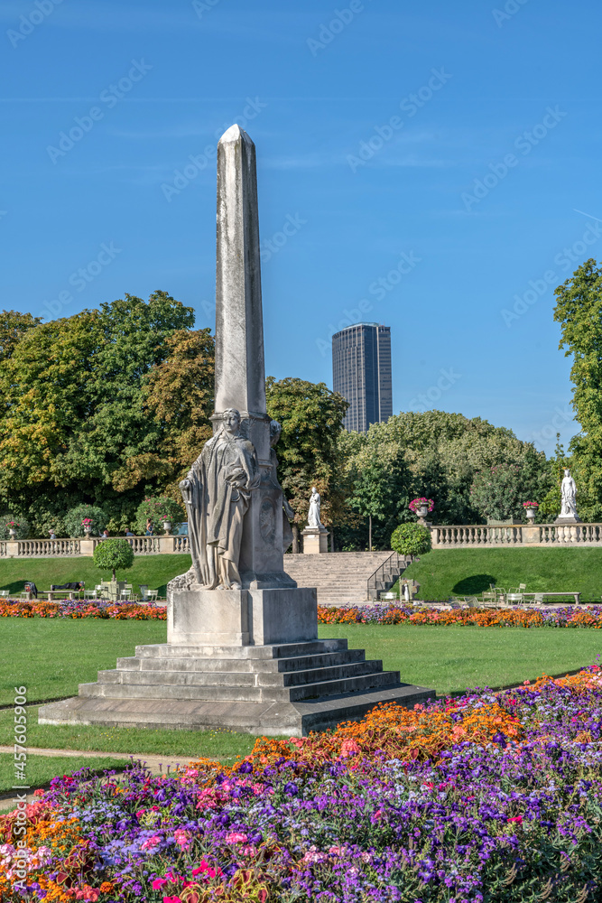 Fototapeta premium jardin du Luxembourg à Paris avec ses bassins et son palais