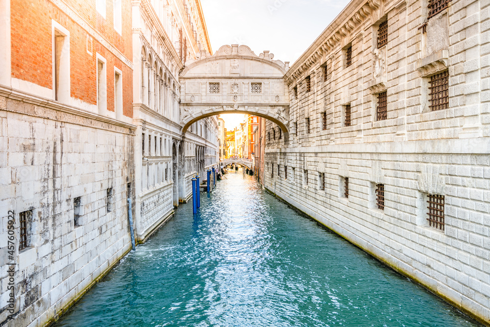 Obraz premium Bridge of Sighs, Italian: Ponte dei Sospiri. Small bridge made of white limestone over the Rio di Palazzo. Connects the New Prison and Doge's Palace
