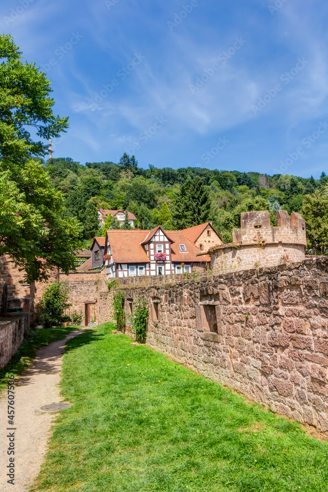 Alte Stadtmauer in der historischen Altstadt von Büdingen im Wetteraukreis, Deutschland