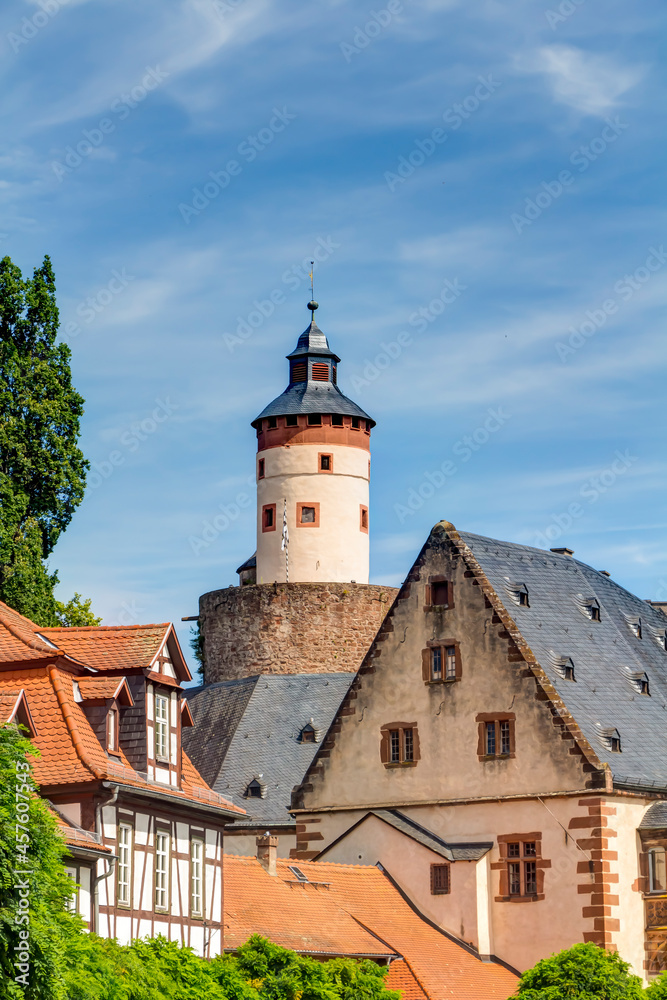 Historische, mittelalterliche Altstadt von Büdingen im Wetteraukreis, Hessen, Deutschland – im Hintergrund der Schlossturm des Büdinger Schlosses