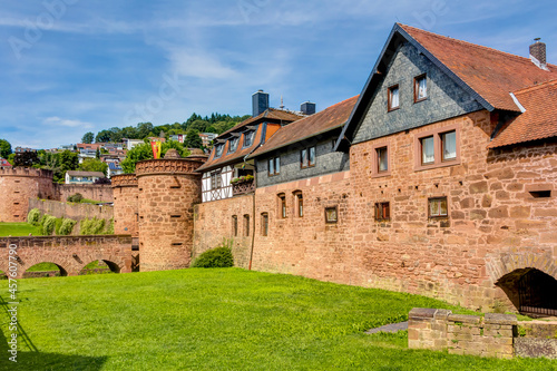 Historische, mittelalterliche Altstadt von Büdingen im Wetteraukreis, Hessen, Deutschland – im Hintergund das Jerusalemer Tor (Untertor)