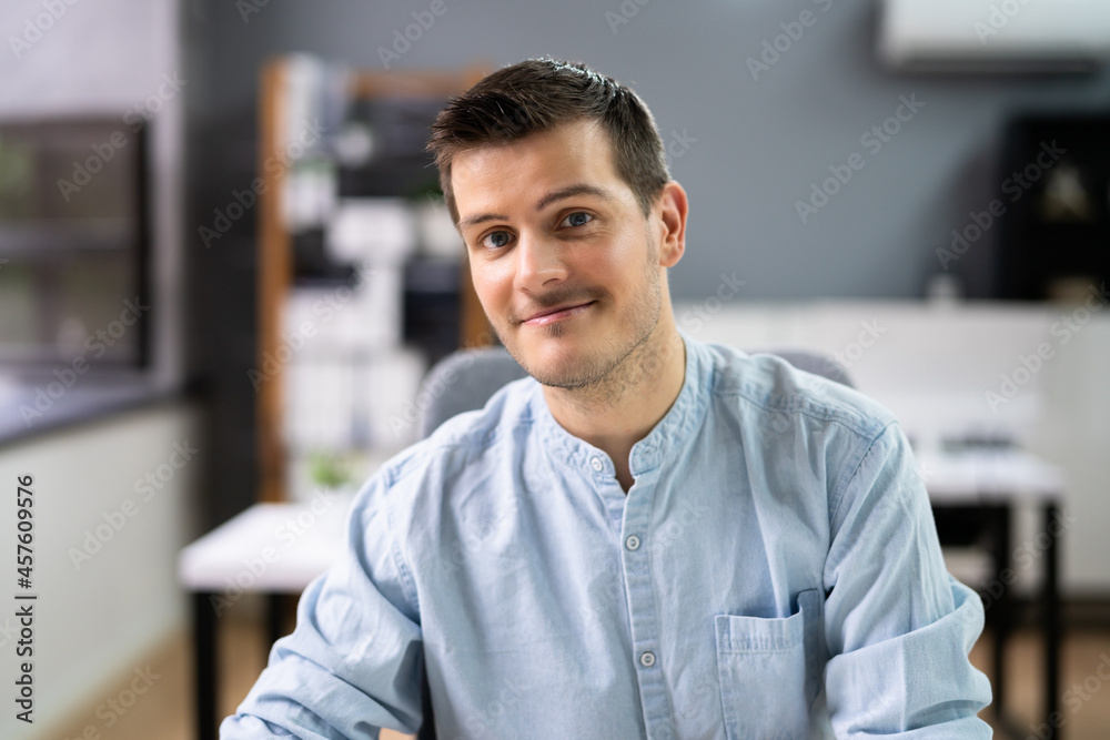 Obraz premium Confident Young Man Video Conference Chat