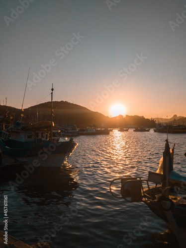 Pôr do sol na prainha com vista para os barcos, Baia de vitória, ES