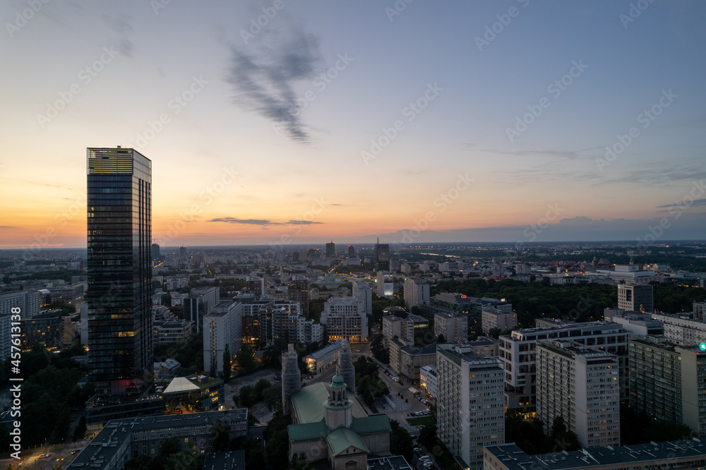 centrum Warszawy, wieżowce zachód słońca