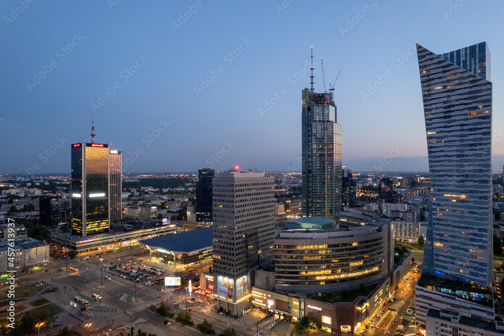 Fototapeta premium centrum Warszawy, wieżowce zachód słońca
