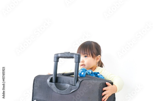 スーツケースを運ぶ子供
