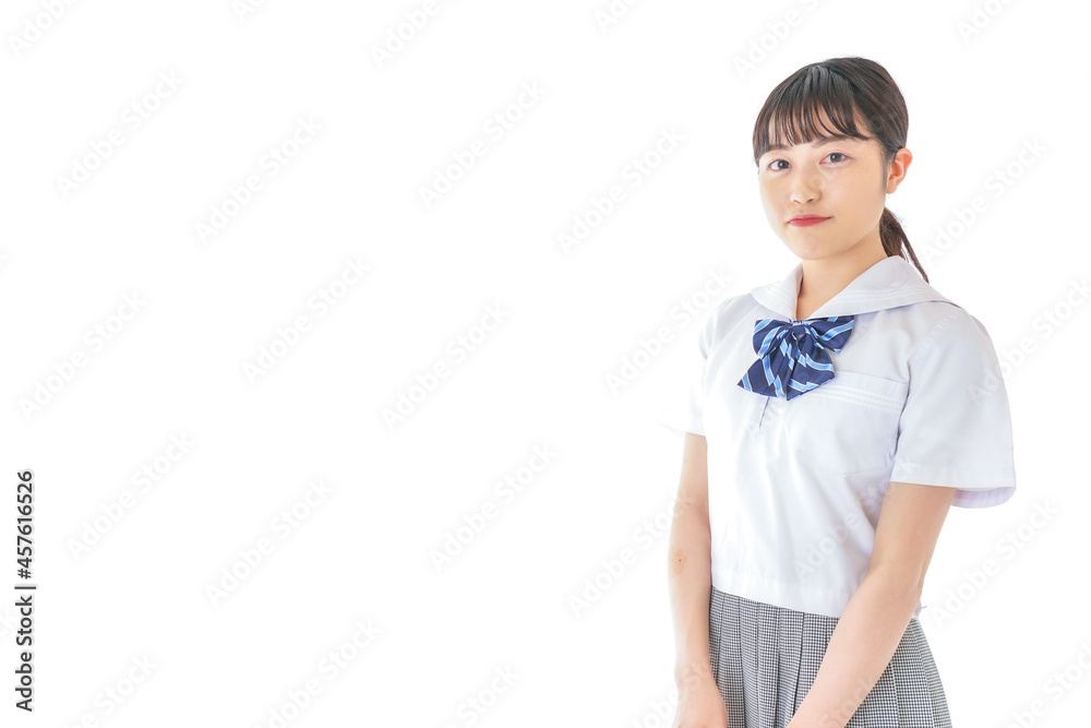 笑顔の若い制服姿の女子学生