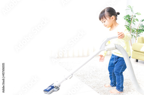部屋を掃除する子供