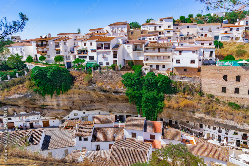 Setenil de las Bodegas con sus casas cueva en Málaga, Andalucía, España. Pueblo antiguo con sus casas incrustadas en la roca de los acantilados.