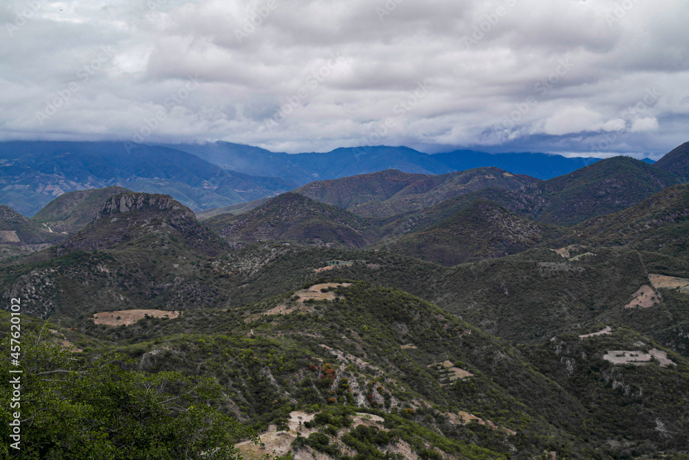 Cerros y montañas de Oaxaca, México, vistas en un día nublado.