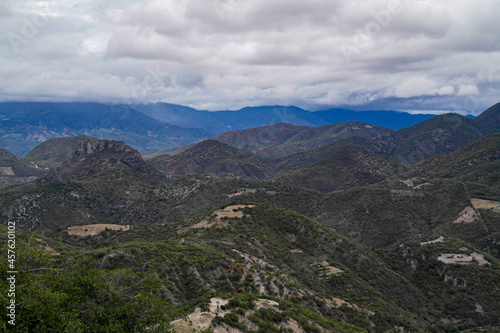 Cerros y montañas de Oaxaca, México, vistas en un día nublado. © Erick Velasco