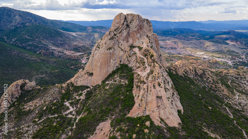 La Peña de Bernal vista desde el cielo en el estado de Querétaro, México.