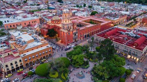 Fotografie El centro de Santiago de Querétaro desde el cielo.