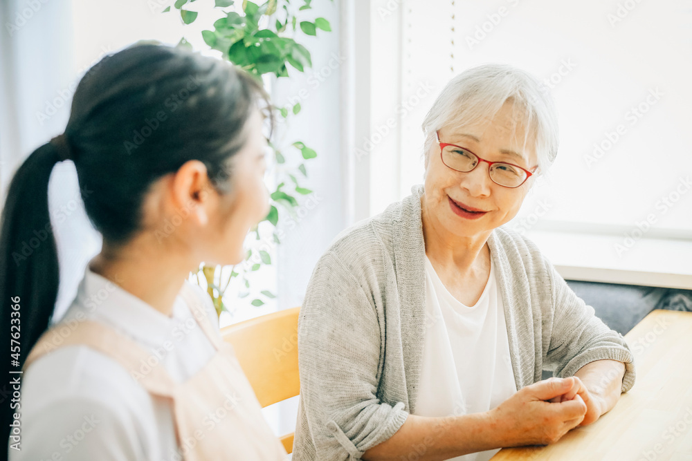 Fototapeta premium 笑顔の高齢者女性と女性スタッフ 