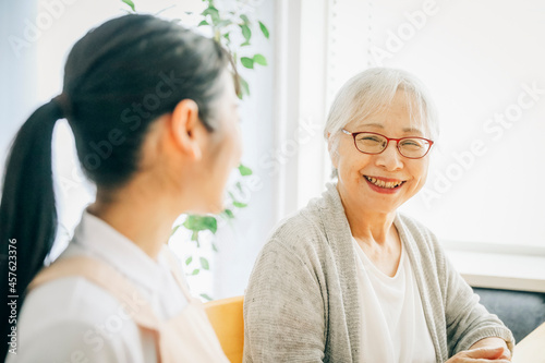 Wallpaper Mural 笑顔の高齢者女性と女性スタッフ
 Torontodigital.ca