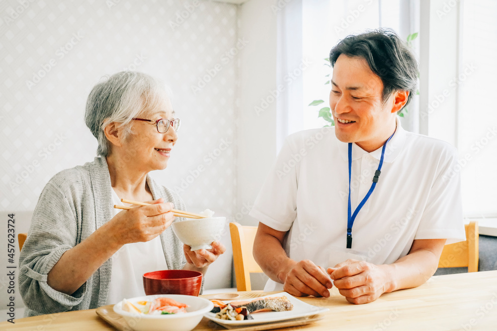 食事介助する男性スタッフ
食事介助する男性スタッフ