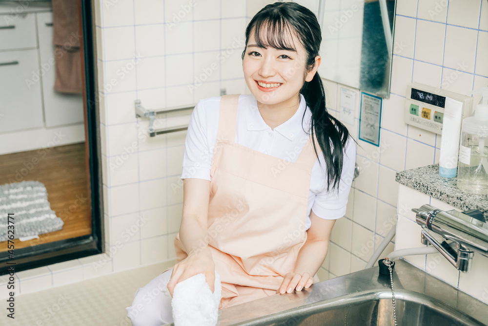 お風呂掃除をする家政婦・家事代行スタッフ(笑顔)
お風呂掃除をする家政婦・家事代行スタッフ(笑顔)