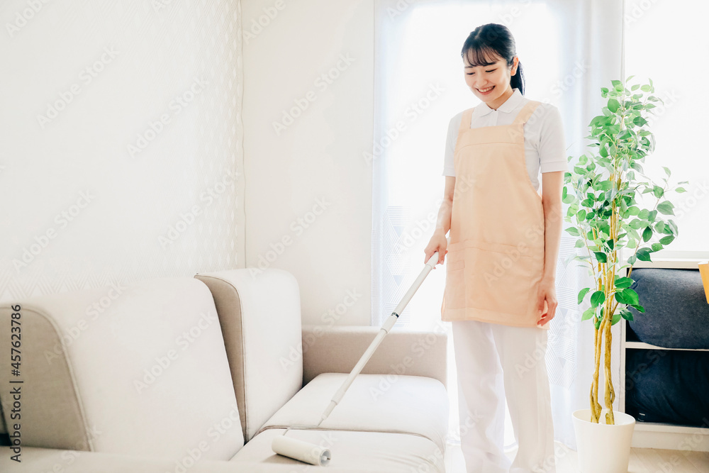 コロコロで部屋を掃除する家政婦(笑顔)
コロコロで部屋を掃除する家政婦(笑顔)