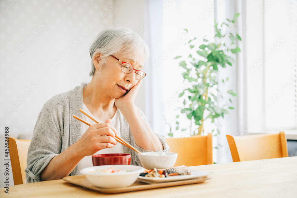 食事をする高齢者女性(痛い)
食事をする高齢者女性(痛い)