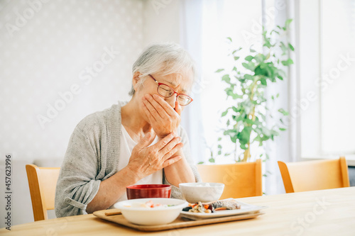 Bild auf Leinwand 食事をする高齢者女性（嚥下・誤嚥）