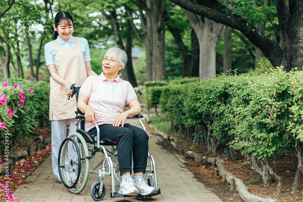 車椅子に乗った高齢者女性と女性スタッフ
車椅子に乗った高齢者女性と女性スタッフ