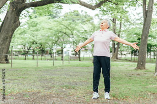 運動をする高齢者女性（深呼吸・全身）
