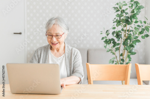 パソコンを使う高齢者女性 