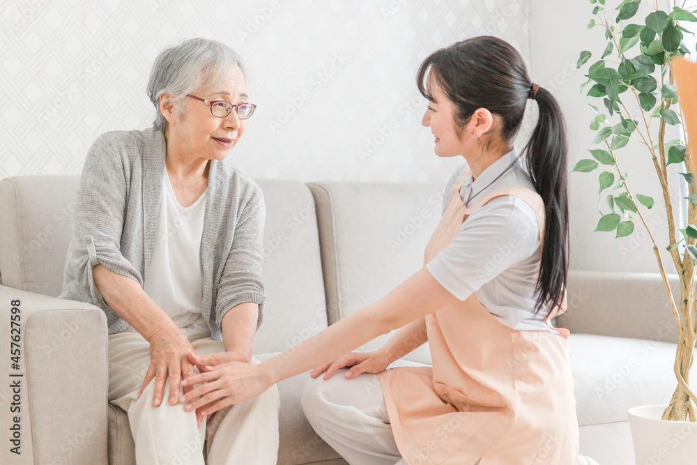 訪問介護する女性と高齢者(心配)
訪問介護する女性と高齢者(心配)