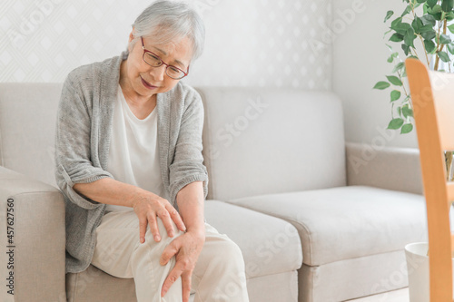 膝が痛い高齢者女性 