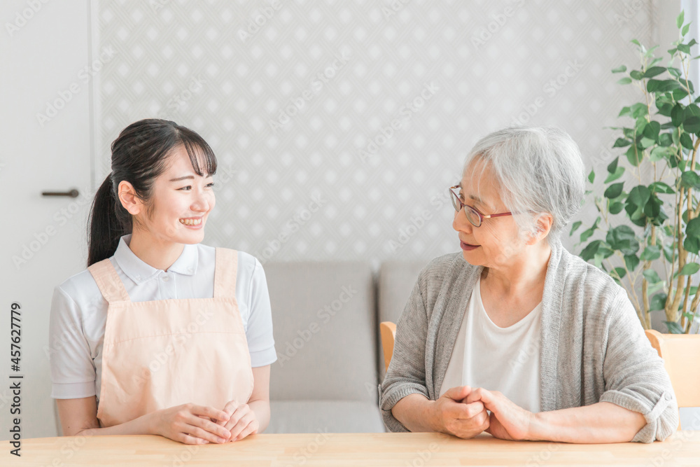 笑顔の高齢者女性と女性スタッフ
笑顔の高齢者女性と女性スタッフ