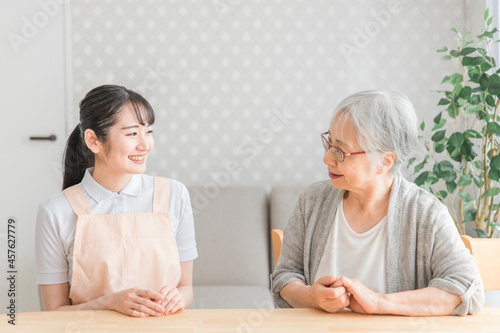 笑顔の高齢者女性と女性スタッフ 