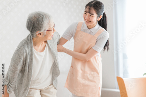 Fotografie 訪問介護する女性と高齢者（笑顔）