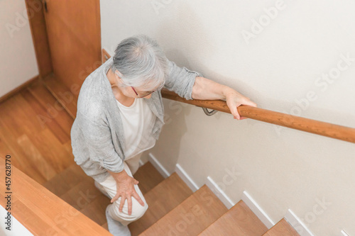 階段を登る高齢者女性 Fototapet