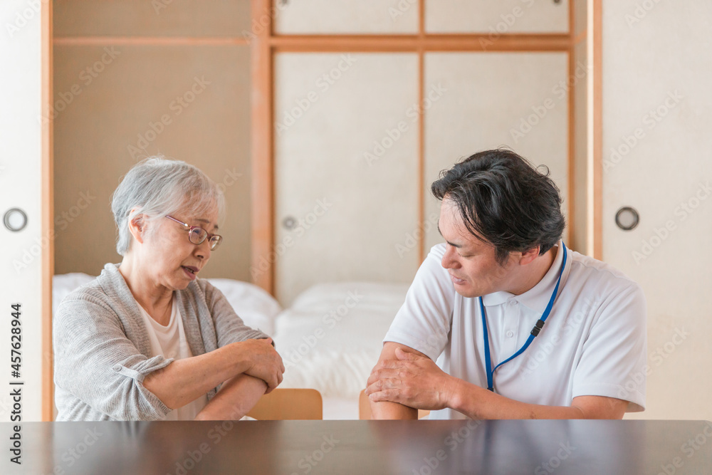 Obraz premium 在宅介護を受ける高齢者女性(腕)