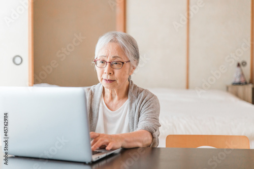 ノートパソコンを使う高齢者女性（困る） 