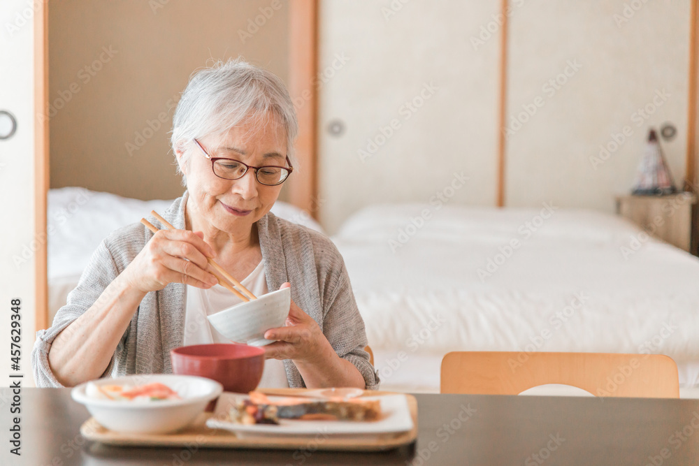 和室で食事を食べる高齢者女性(お米)
和室で食事を食べる高齢者女性(お米)